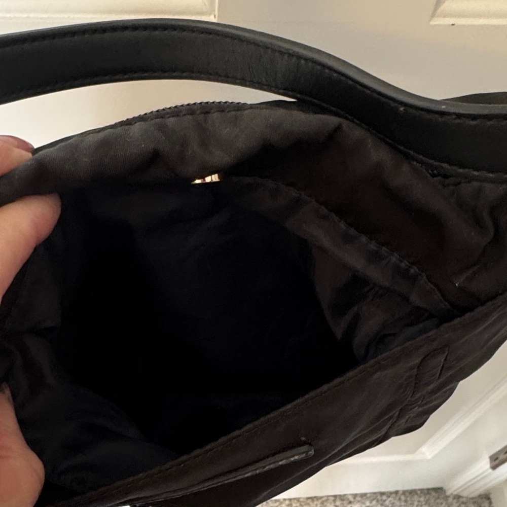 Tommy Hilfiger Elegant Black Crossbody Bag - Picture 3 of 4